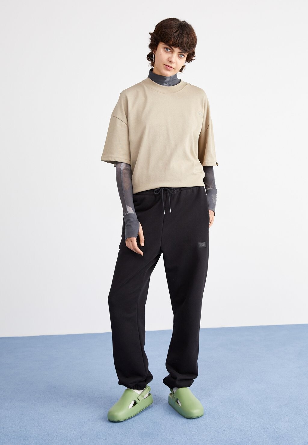 

Брюки тренировочного костюма Essentials Jogger Alpha Industries, черные