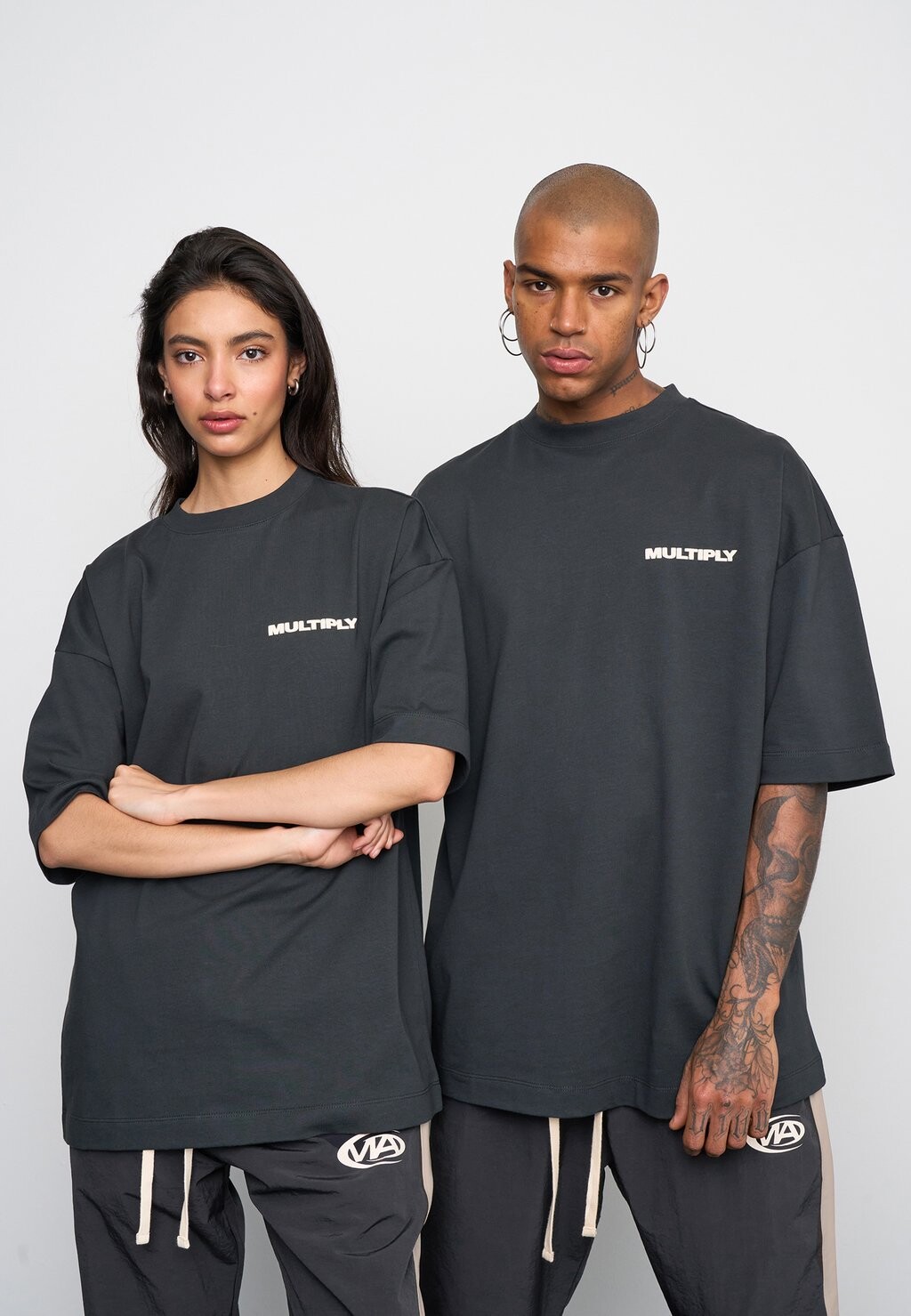 

Футболка с принтом Font Multiply Apparel, антрацит