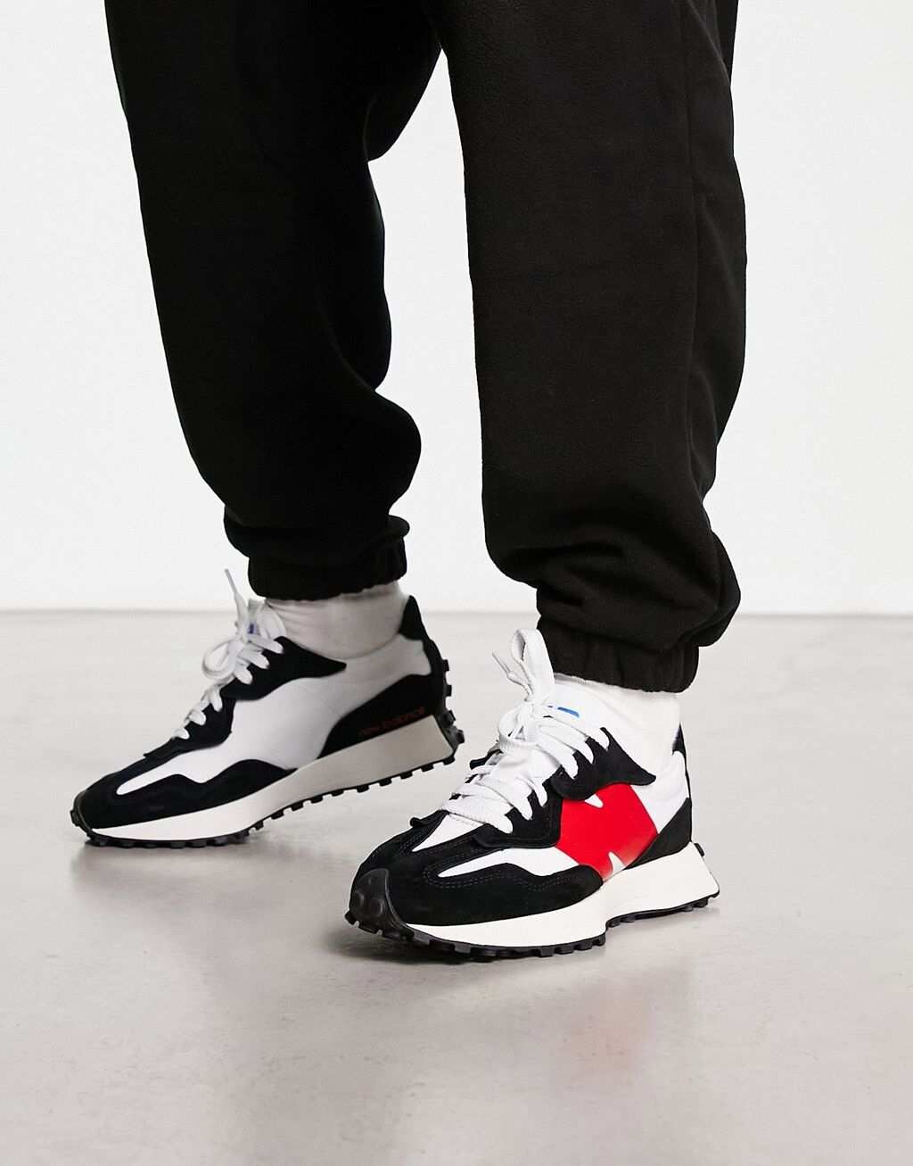 

Кроссовки New Balance 327 белого, черного и красного цветов.