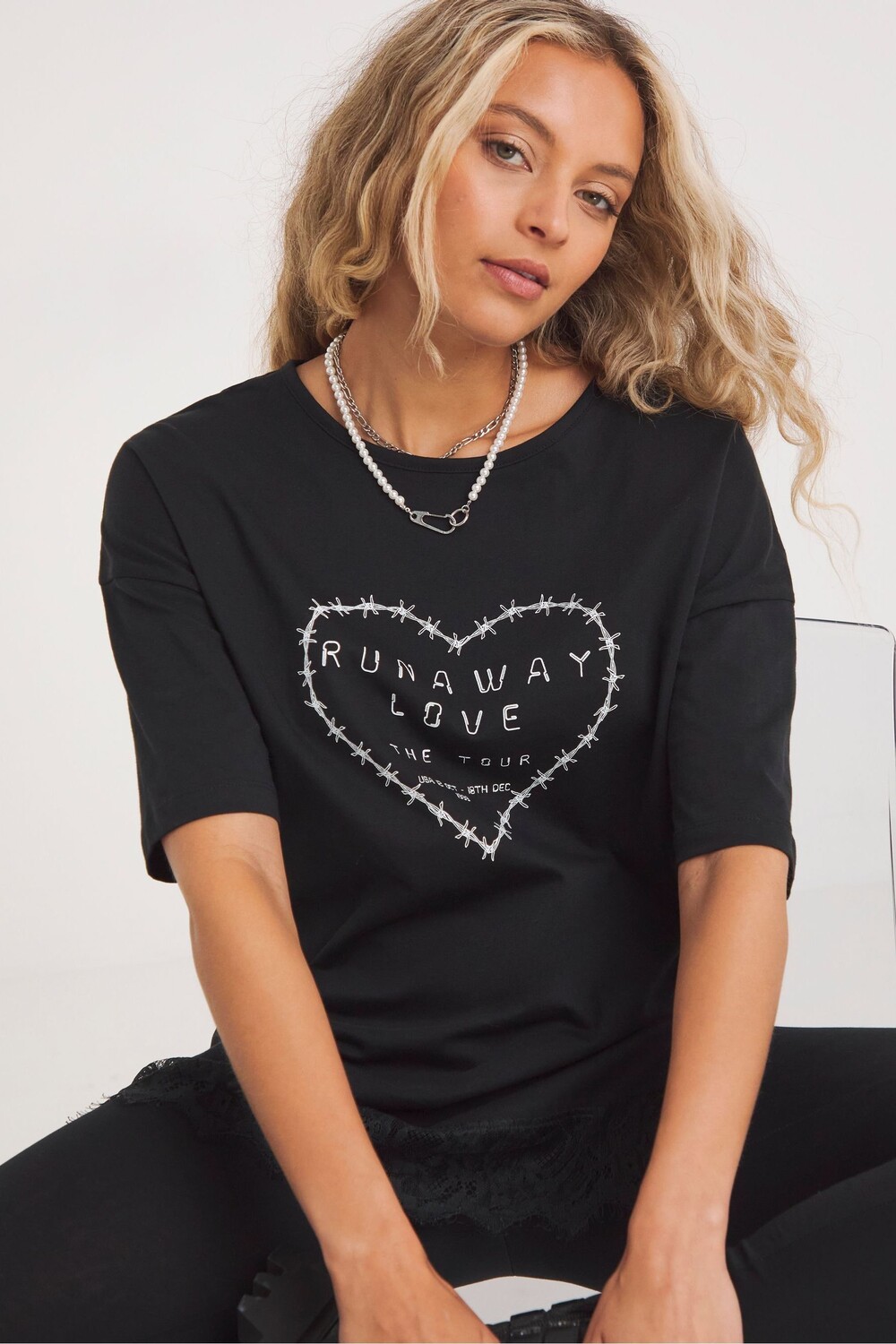 

Черная футболка Runway Love объемного кроя и кружевной отделкой Simply Be, черный
