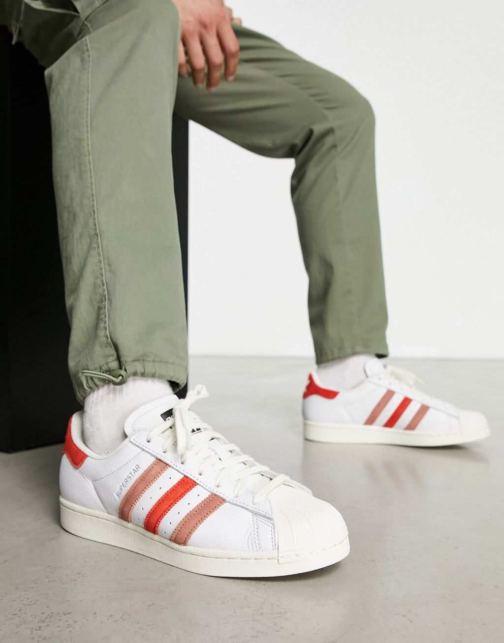 

Белые и разноцветные кроссовки adidas Originals Superstar, Белый