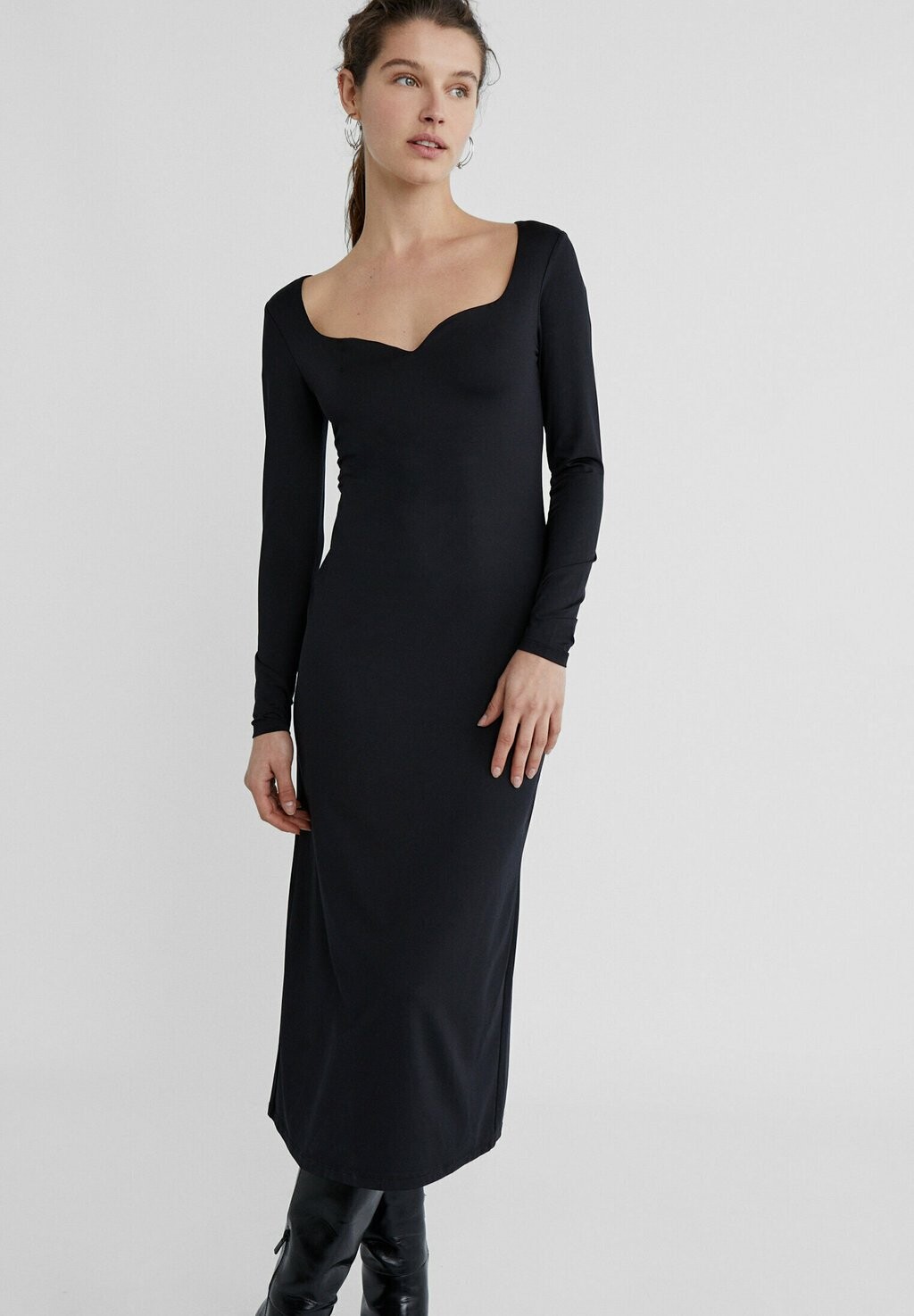 

Платье-футляр Midi With Sweetheart Neckline Stradivarius, черный