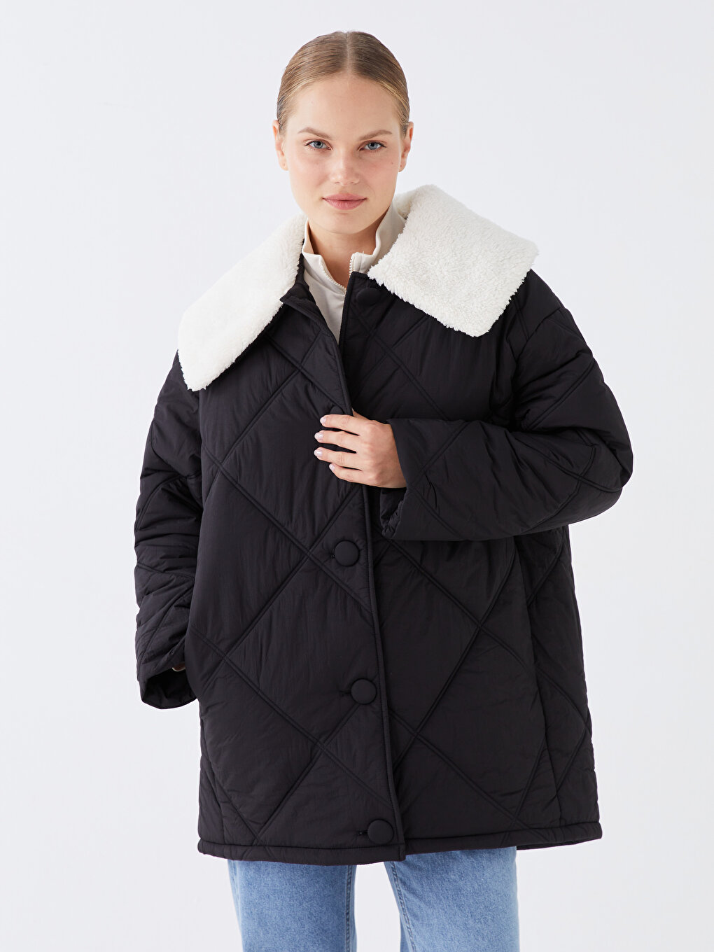 цена Стеганое женское пуховое пальто с рубашечным воротником LCW Modest, черный