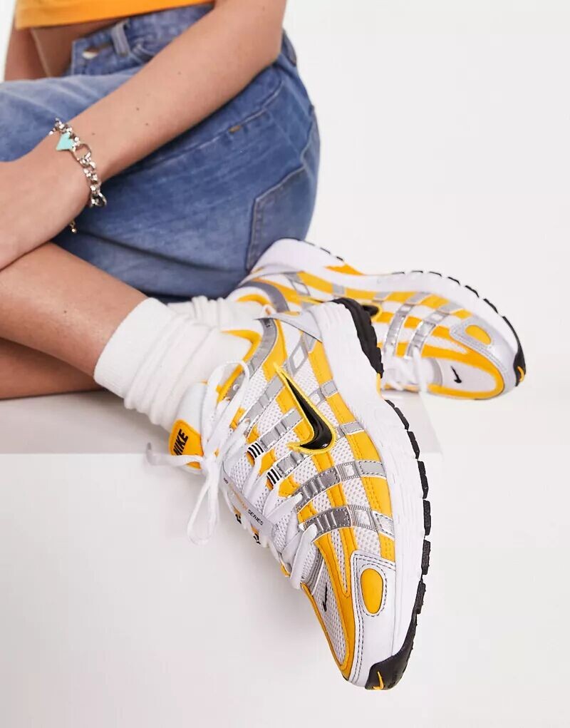 

Серебристые кроссовки Nike P-6000 с оранжевыми солнечными часами