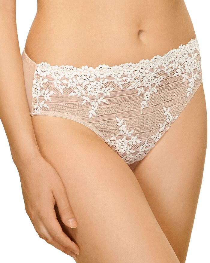 

Высокие трусы Embrace Lace Wacoal