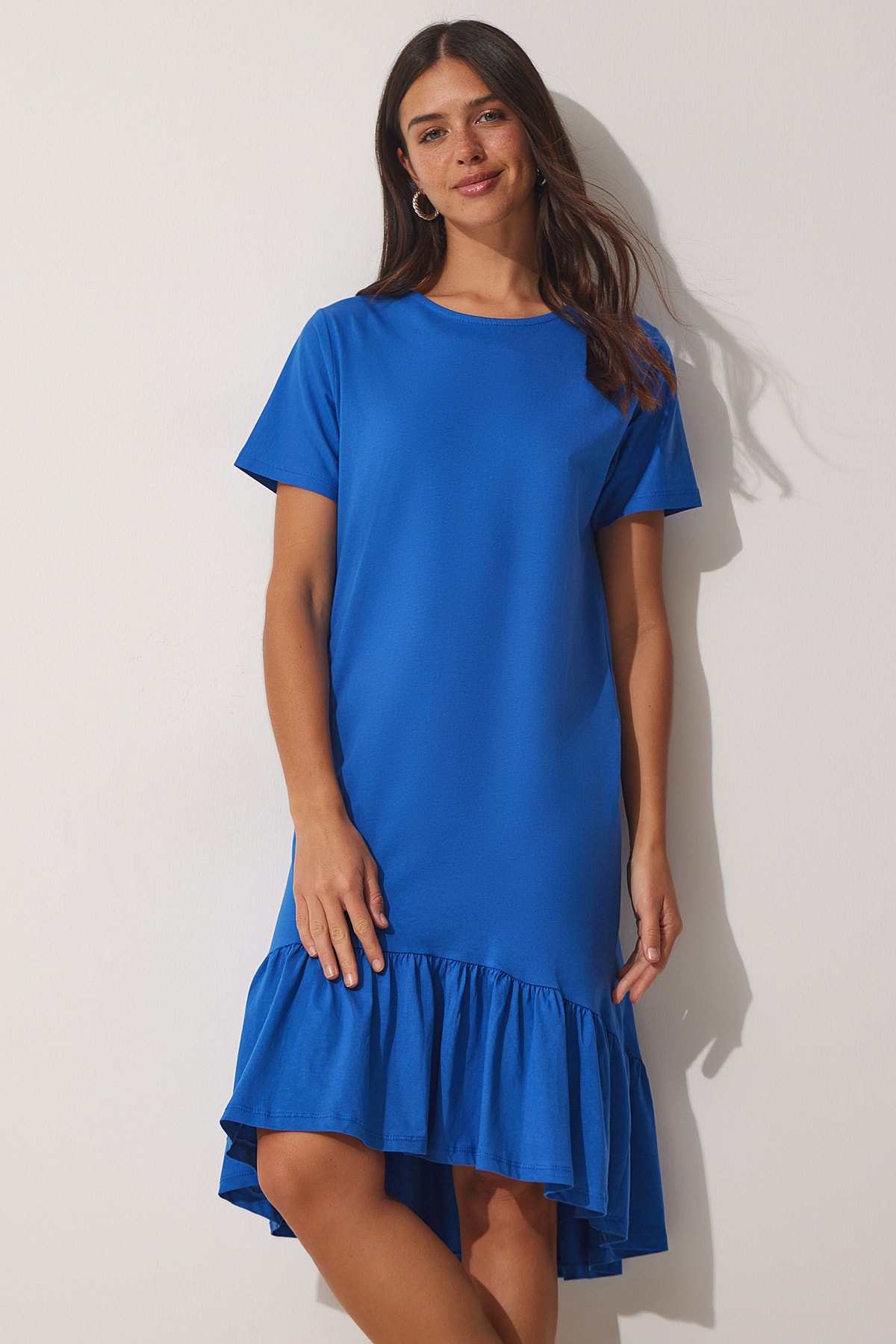 цена Женское синее летнее трикотажное платье из вискозы с воланами Happiness İstanbul, синий