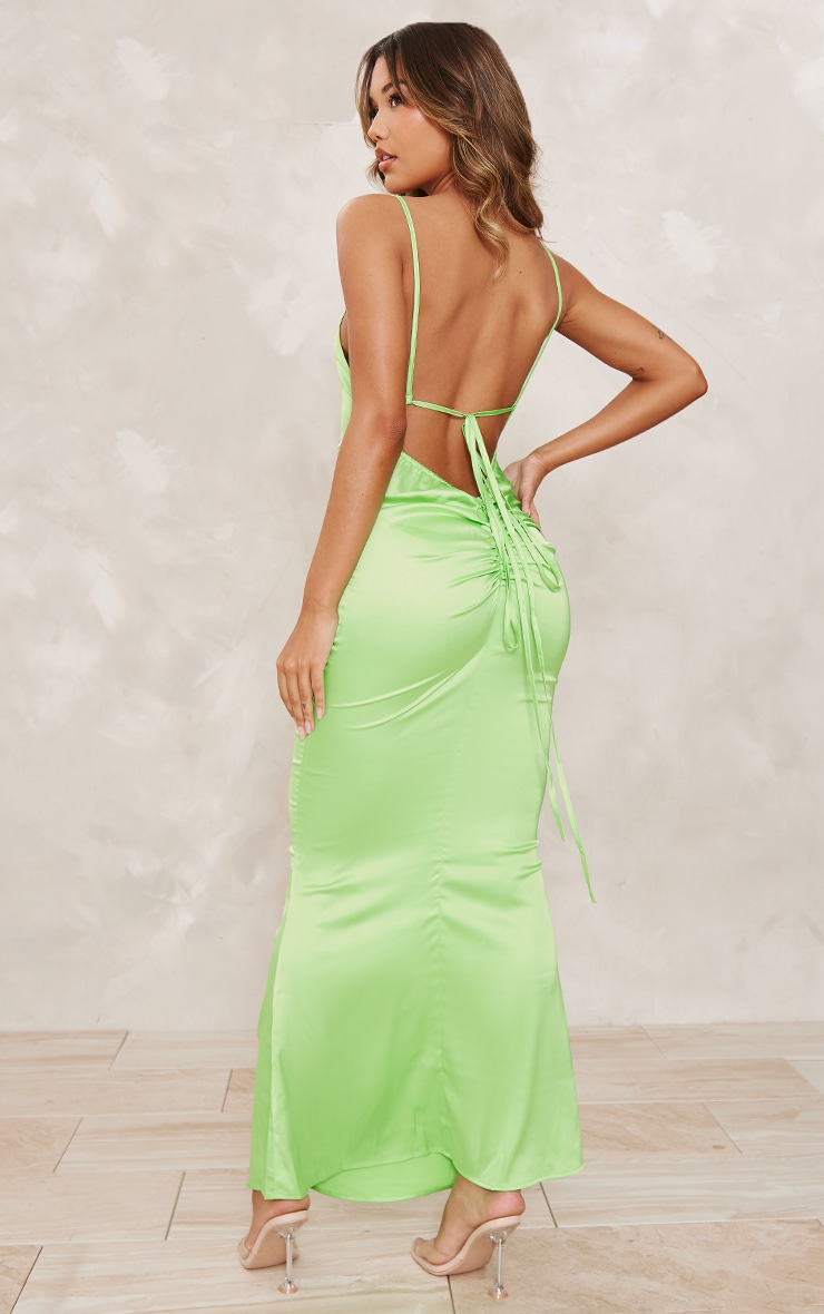 цена PrettyLittleThing Ярко-зеленое атласное платье макси с открытой спиной и рюшами
