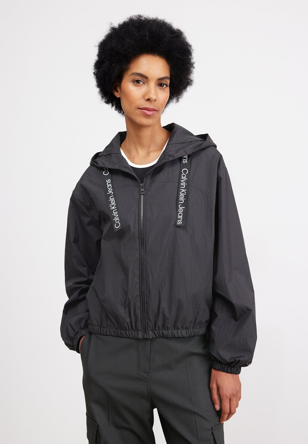 

Куртка-бомбер LOGO DRAWSTRING WINDBREAKER Calvin Klein Jeans, черный