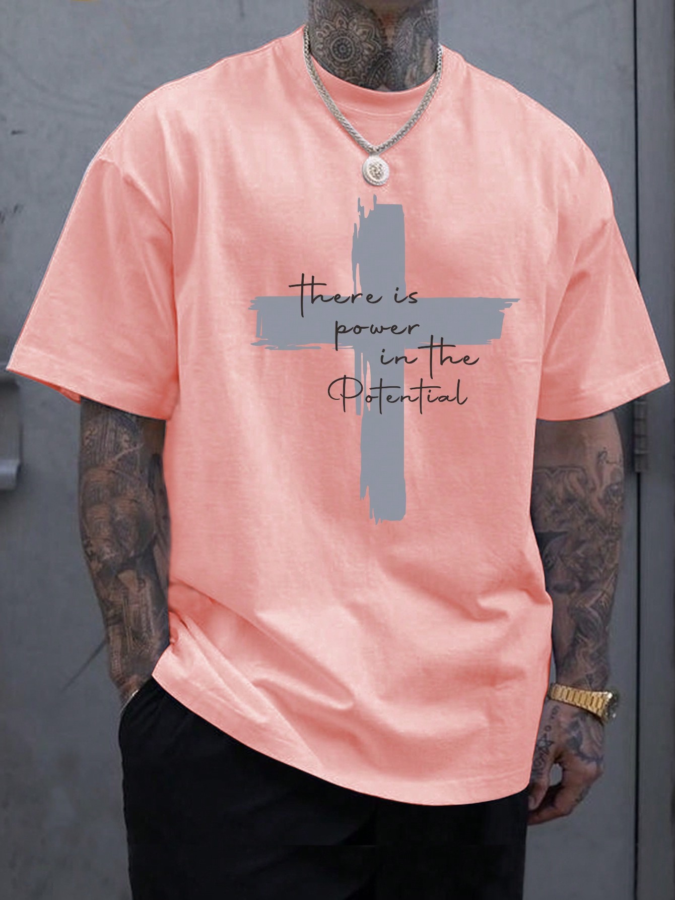 Мужская футболка с заниженными плечами и принтом креста и слогана Manfinity LEGND, розовый