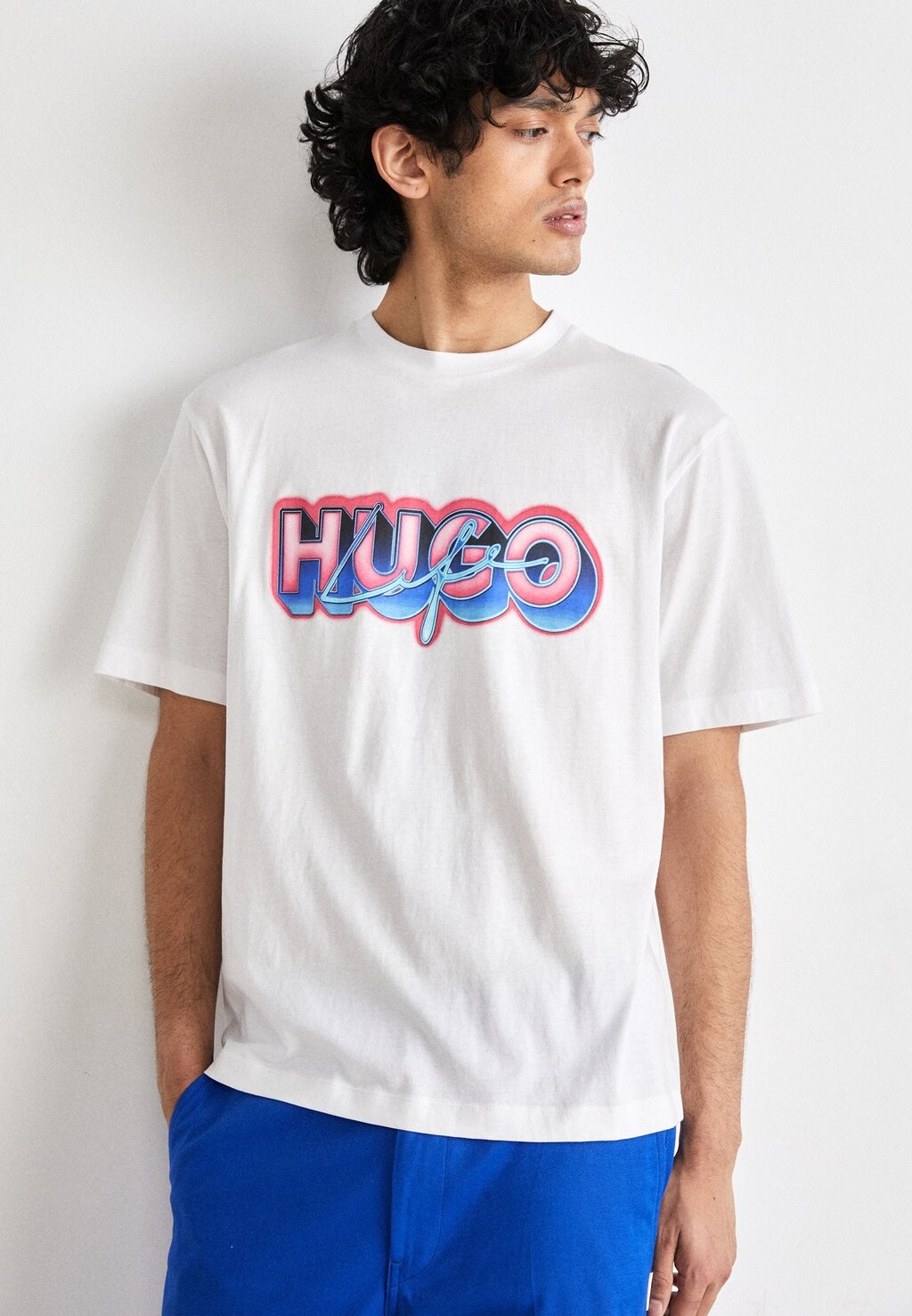 

Футболка с принтом NILLUMI HUGO, цвет white