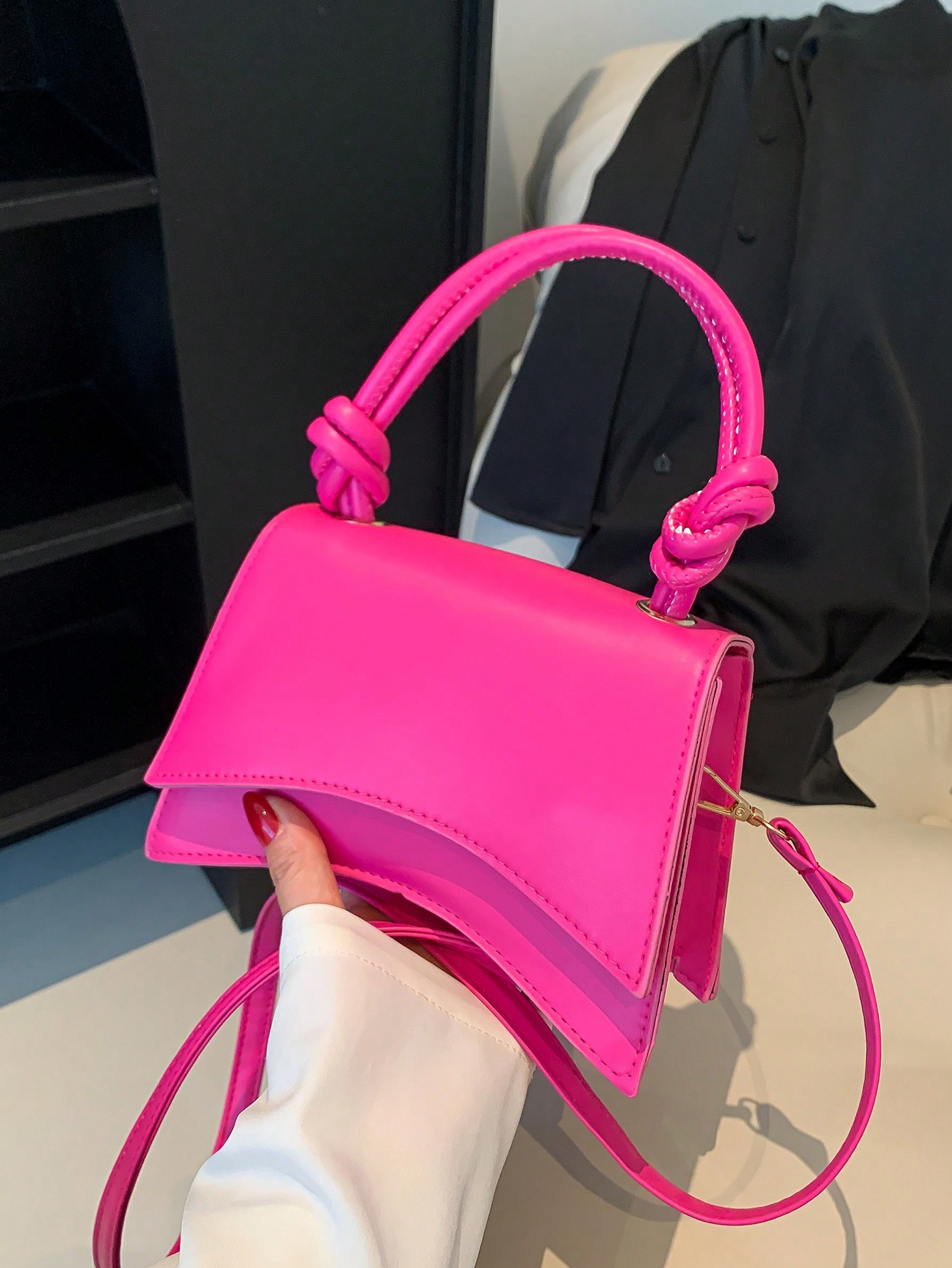 Простая асимметричная сумка сплошного цвета с закрученным узлом и декором с клапаном сверху Сумка через плечо, ярко-розовый