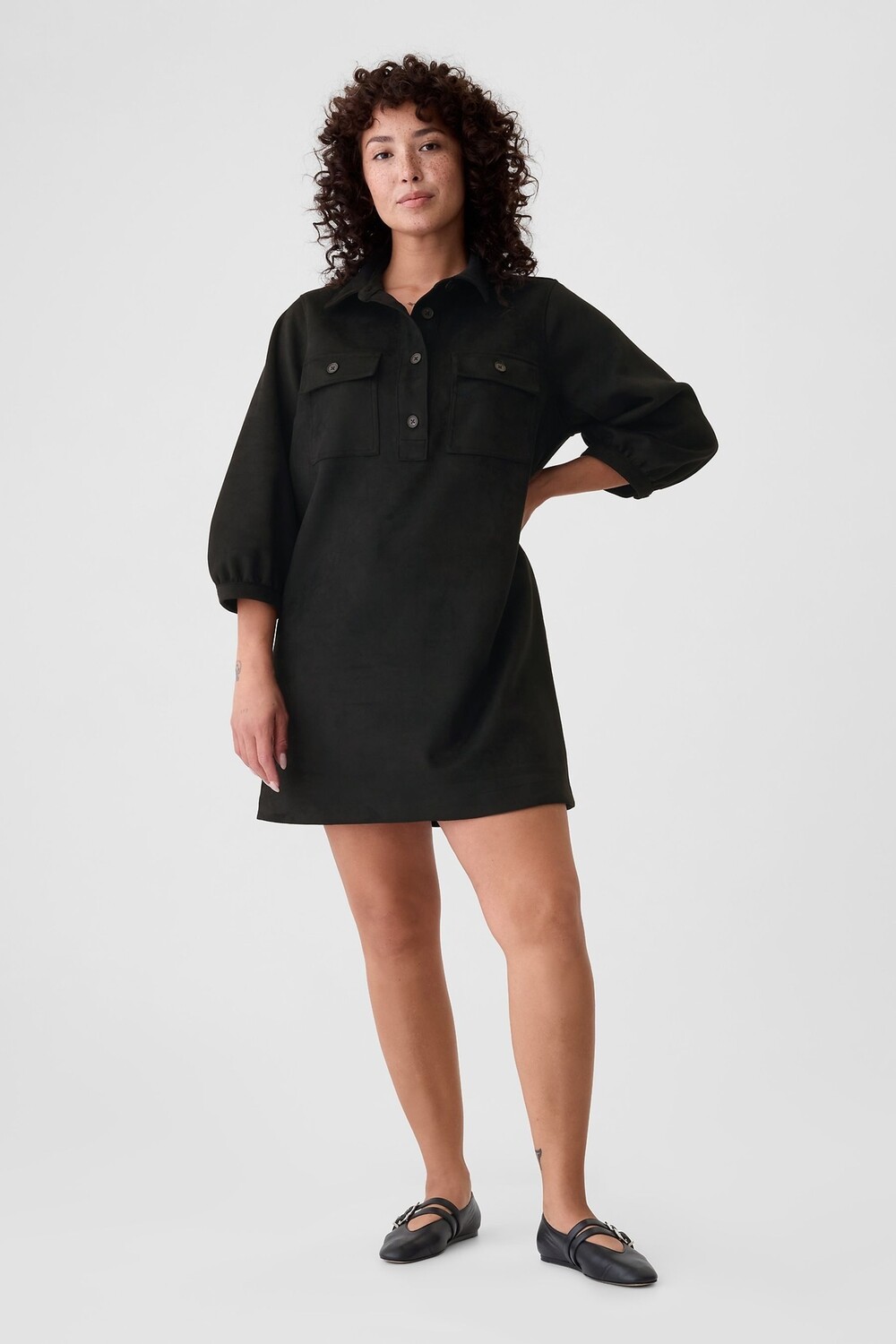 

Платье мини из веганской замши Gap, черный