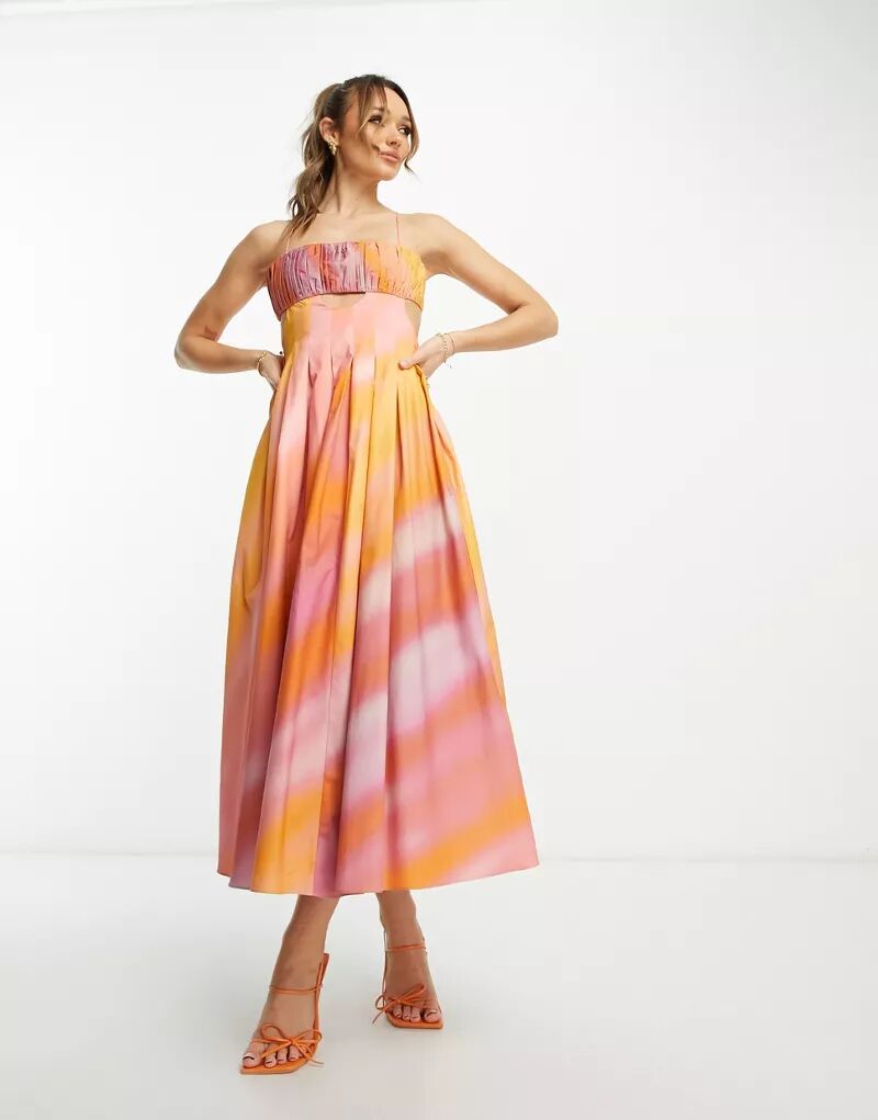 цена Платье миди из фактурного хлопка с акварельным принтом, рюшами и плиссированной юбкой оранжевого цвета ASOS