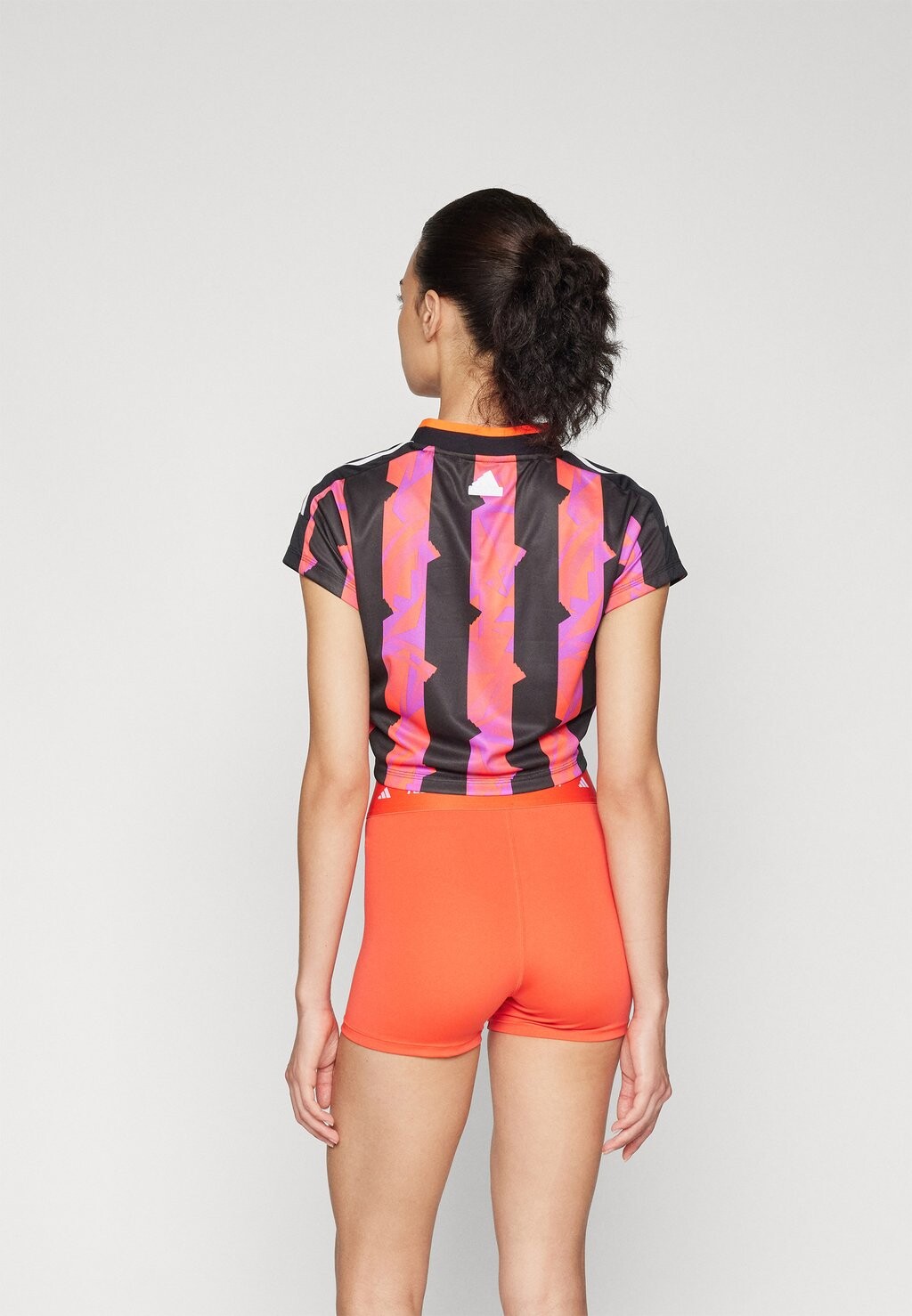 

Принт на футболке TIRO CUT STRIPES PRINT BABY adidas, черный