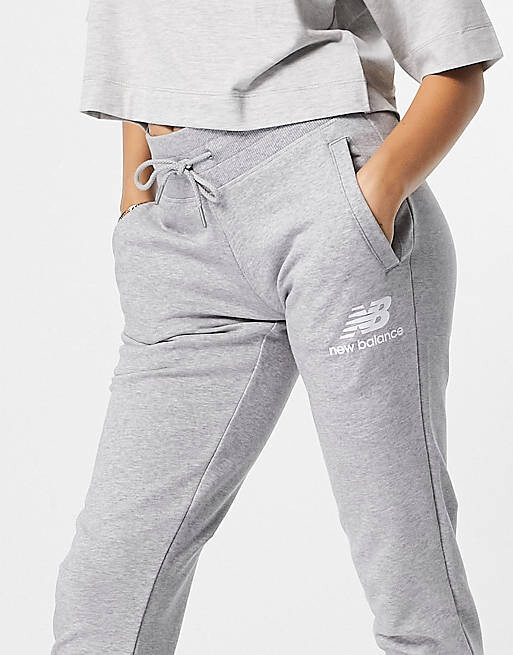 

Серые джоггеры с логотипом New Balance
