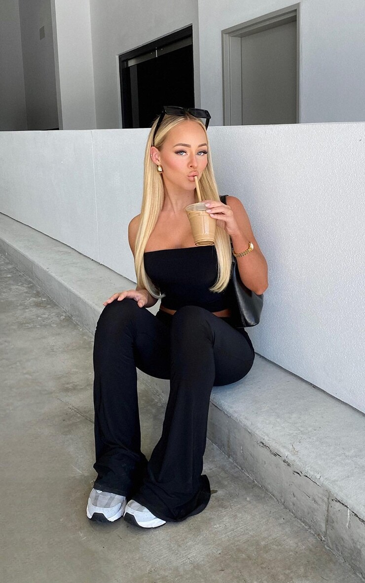 

PrettyLittleThing Черные облегающие расклешенные брюки с низкой посадкой, Черный