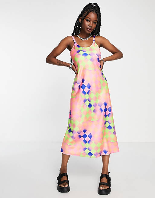 Разноцветное платье макси на бретелях COLLUSION с абстрактным принтом цена и фото