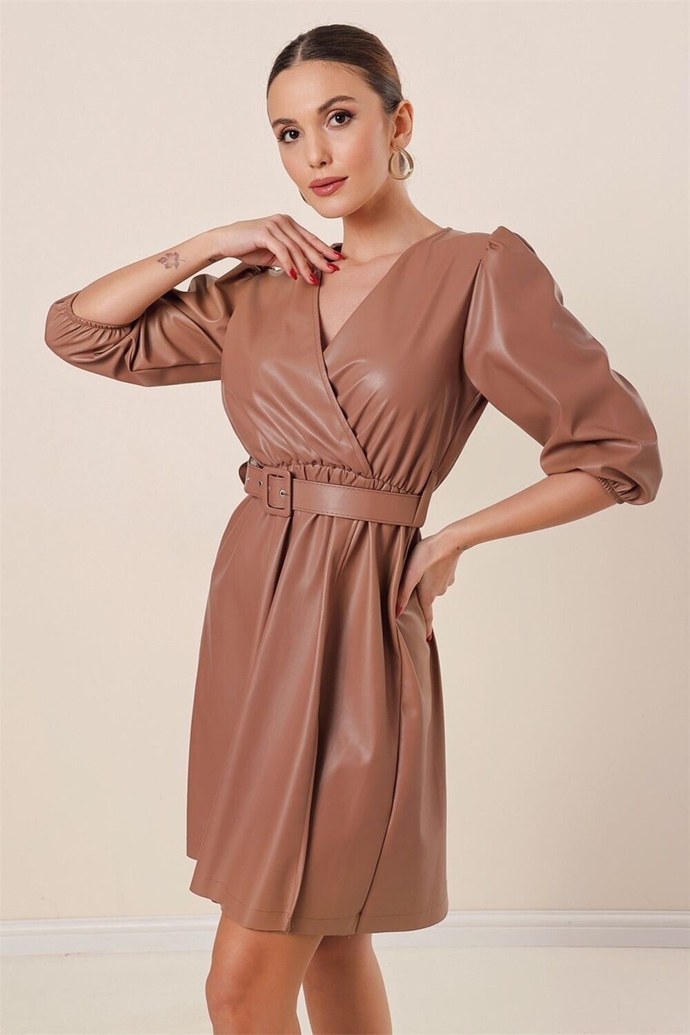 

Двубортное кожаное платье с поясом и разрезом спереди на талии светло-коричневого цвета By Saygı, коричневый
