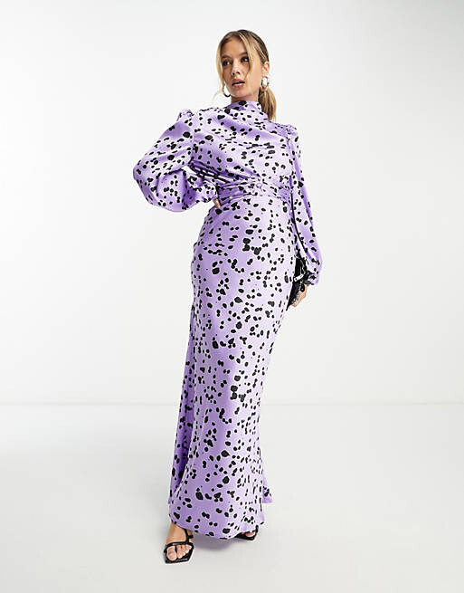

Атласное платье макси с высоким воротником и плиссированным поясом ASOS DESIGN