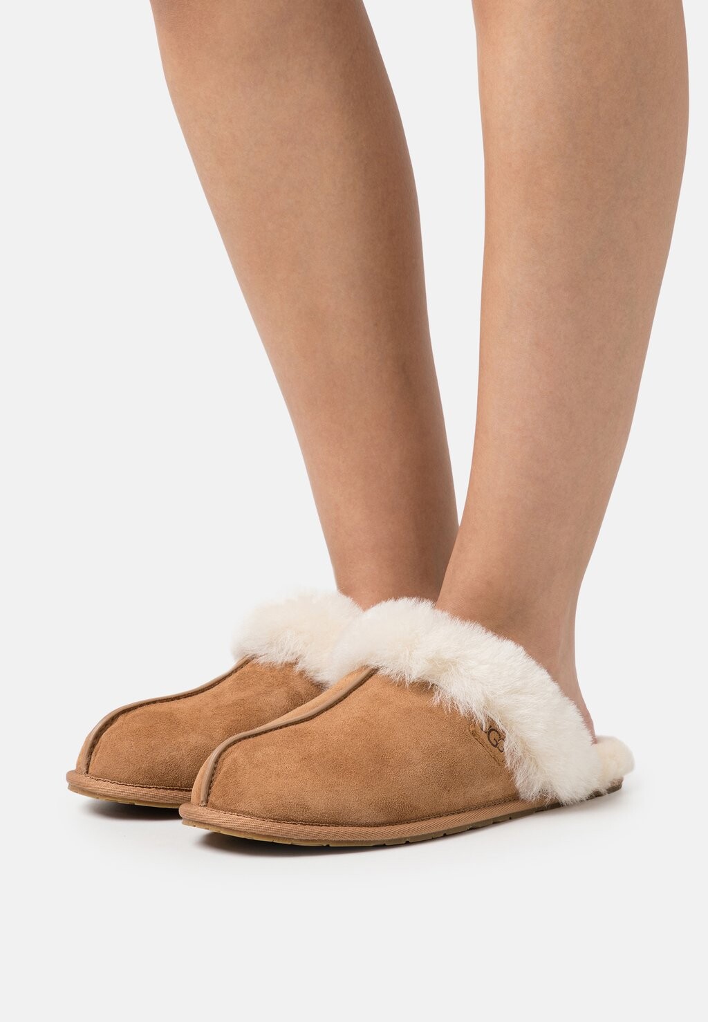 

Тапочки UGG SCUFFETTE II REGENERATE, каштановый