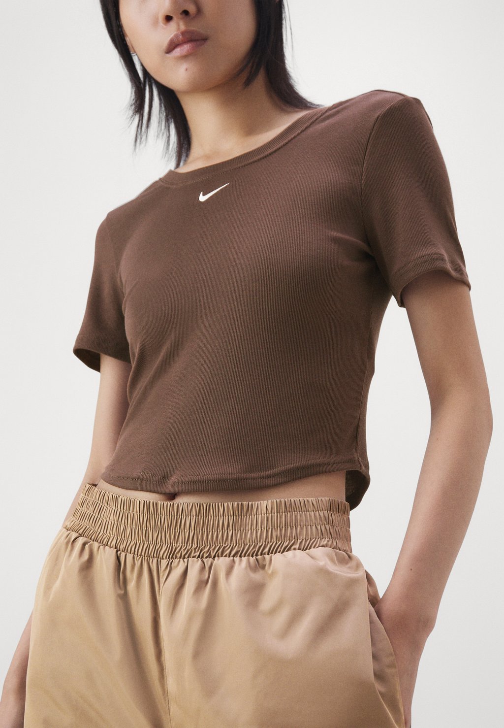 Футболка базовая Nike Sportswear, цвет baroque brown/(sail) – заказать  из-за рубежа в «CDEK.Shopping»