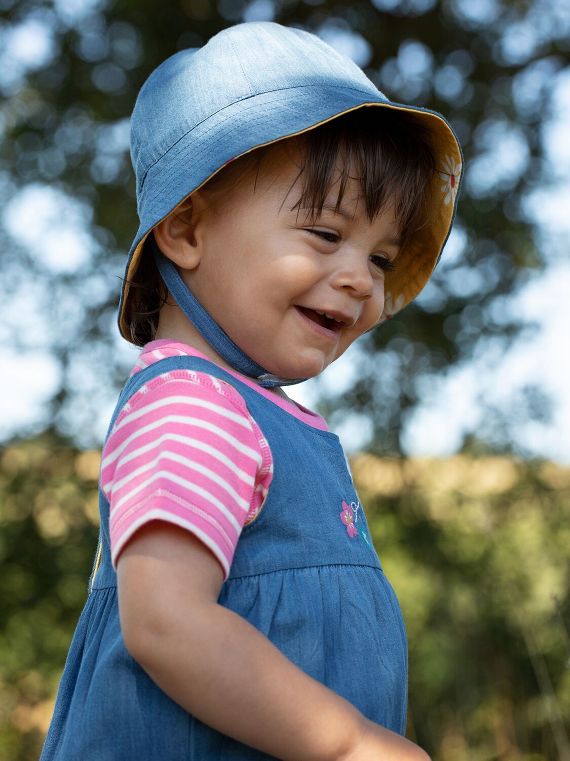 

Детская двусторонняя шапка из органического хлопка Frugi, шамбре/шмель