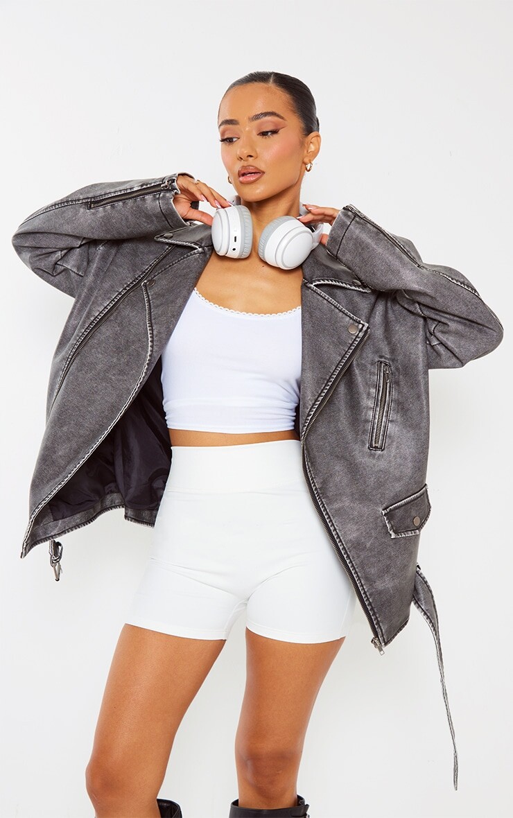 

PrettyLittleThing Удлиненная байкерская куртка из искусственной кожи миниатюрного серого цвета с потертым эффектом, Серый