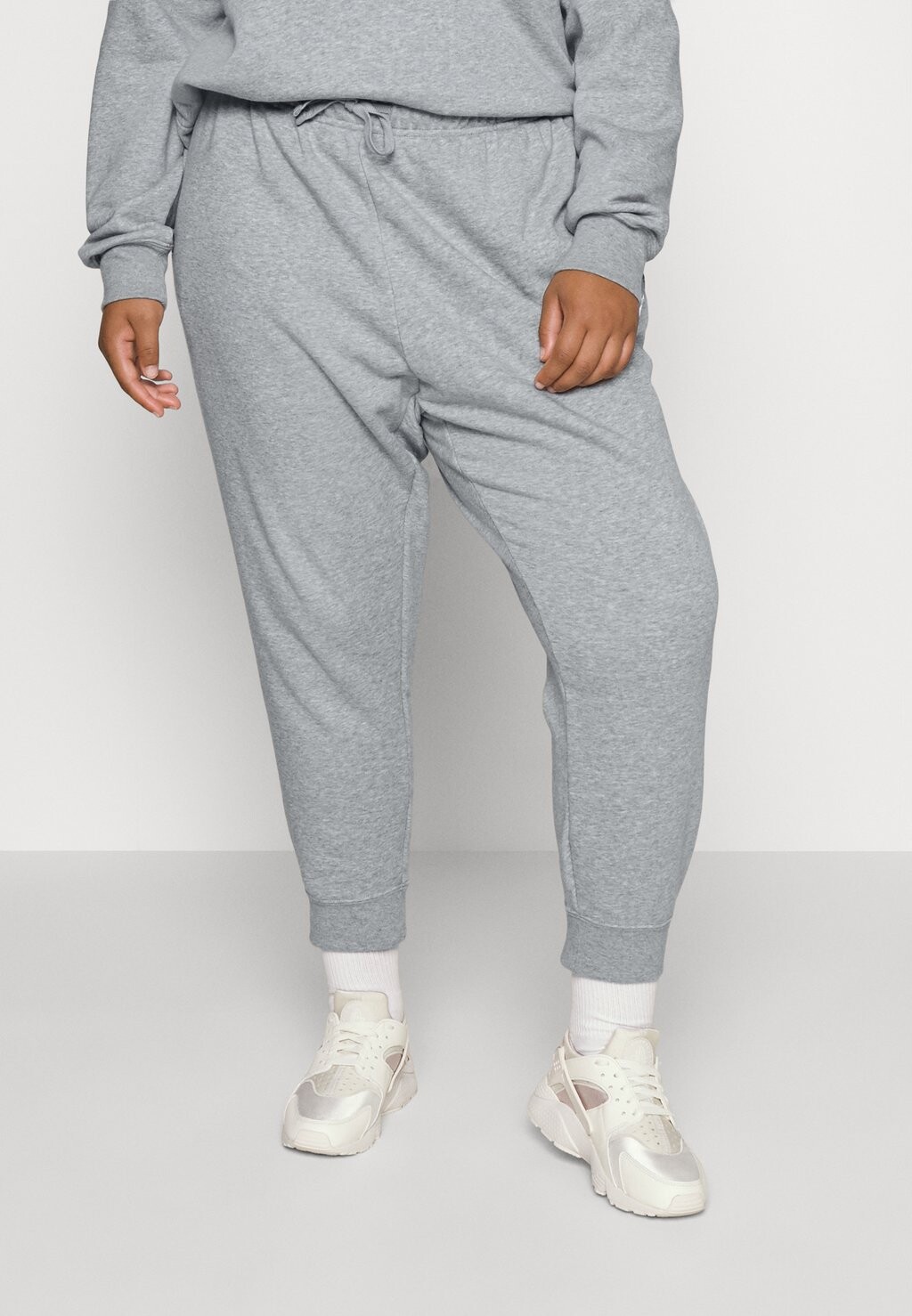 

Спортивные брюки Nike Club Pant, темно-серый меланж / белый