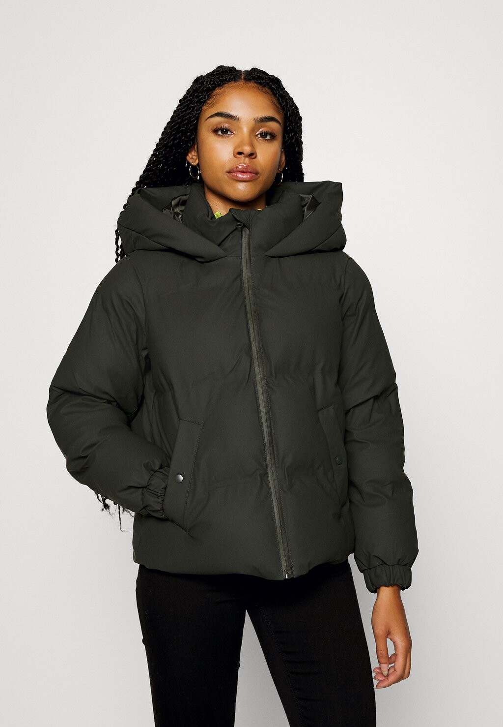 

Куртка зимняя Vero Moda Petite VMNOE SHORT COADED JACKET, темно-зеленый