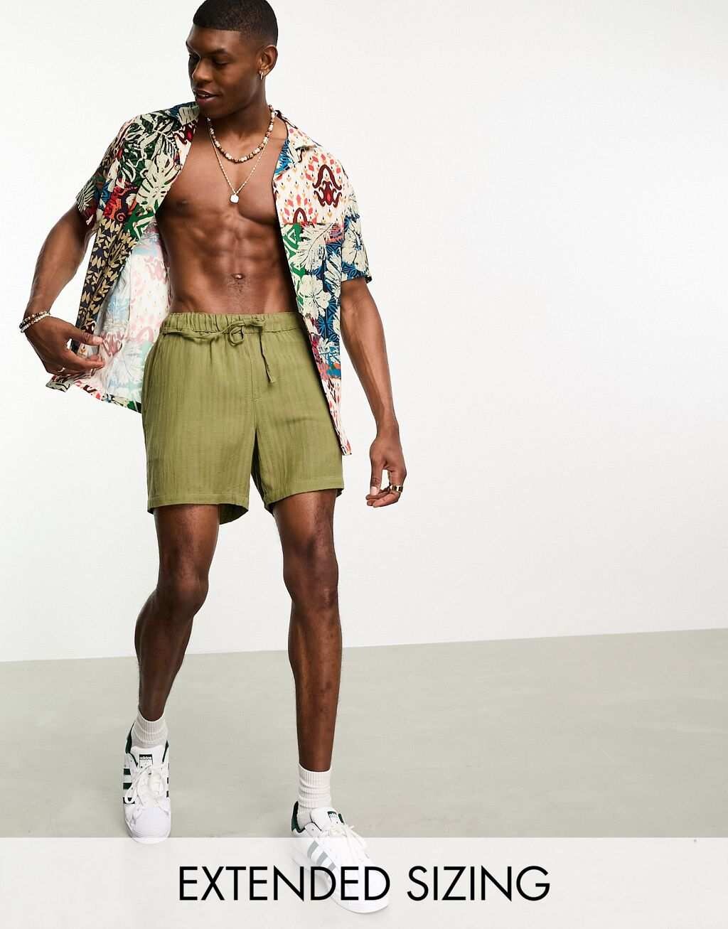 

Укороченные узкие фактурные шорты цвета хаки ASOS DESIGN