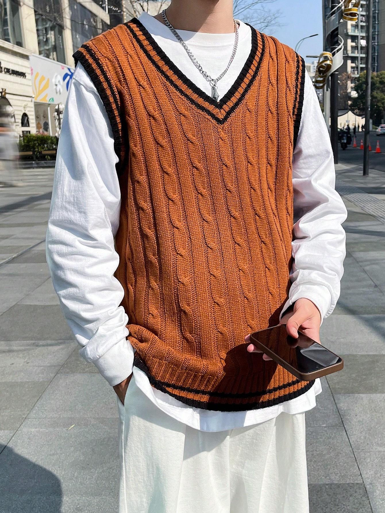Мужской свитер в полоску с v-образным вырезом Manfinity Sporsity, кофейный коричневый