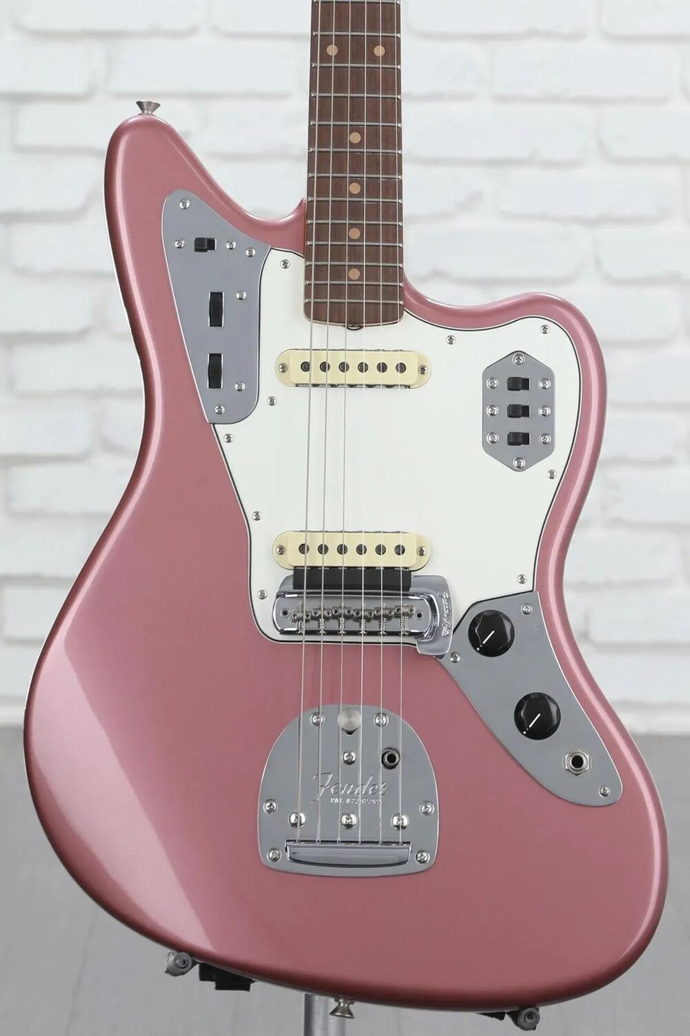 

Новая классическая электрогитара Fender Custom Shop '63 Jaguar DLX Closet — состаренный бордовый туманный металлик