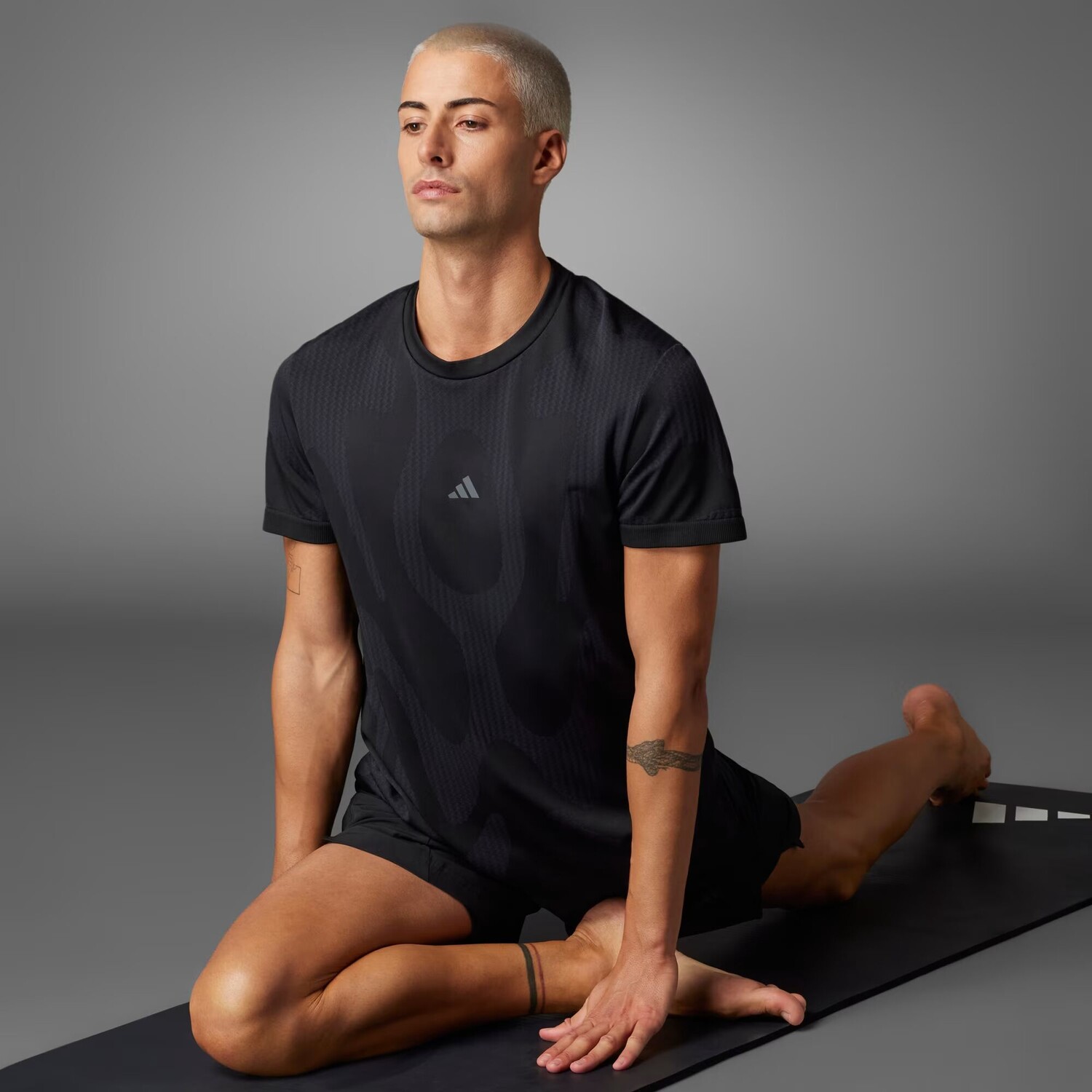 

Бесшовная футболка для тренировок по йоге Adidas, цвет Black