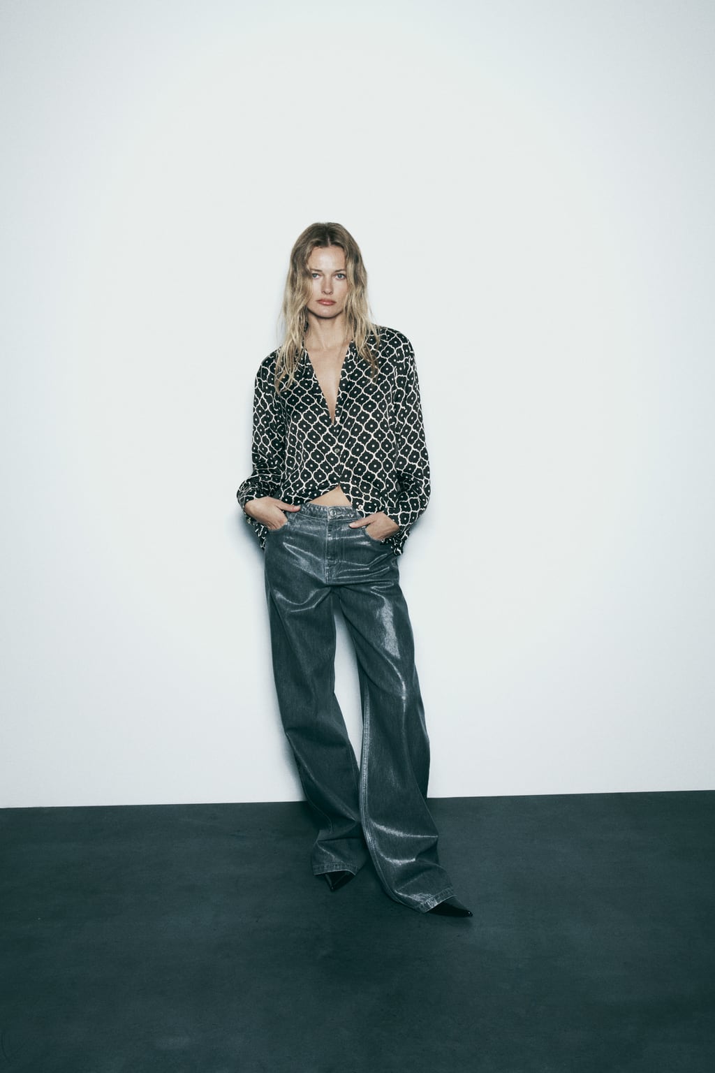 

Атласная рубашка с геометрическим принтом ZARA, черный