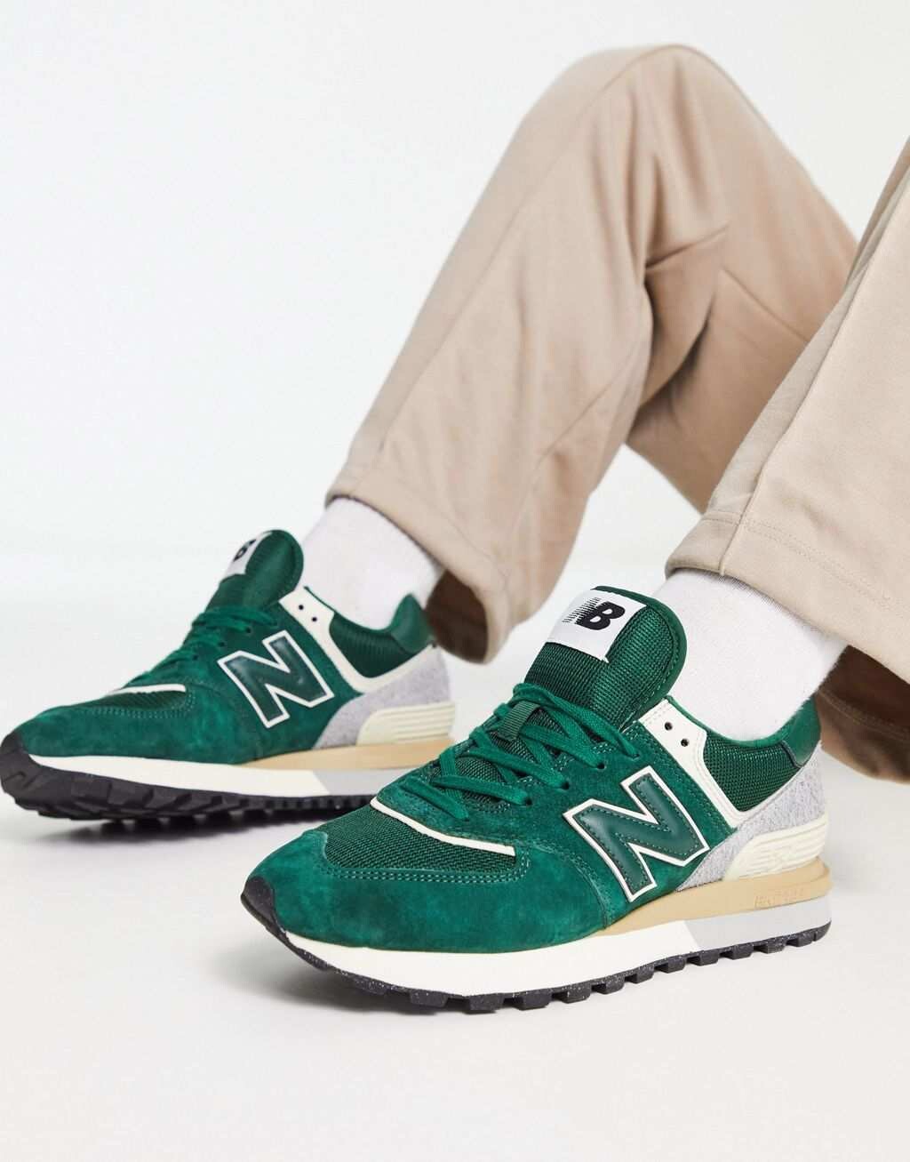 

Кроссовки New Balance 574 темно-зеленого и кремового цвета.