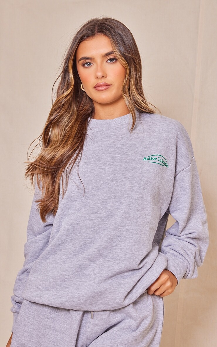 

PrettyLittleThing Легкий свитшот свободного кроя пепельно-серого цвета для активного образа жизни с вышивкой, Серый