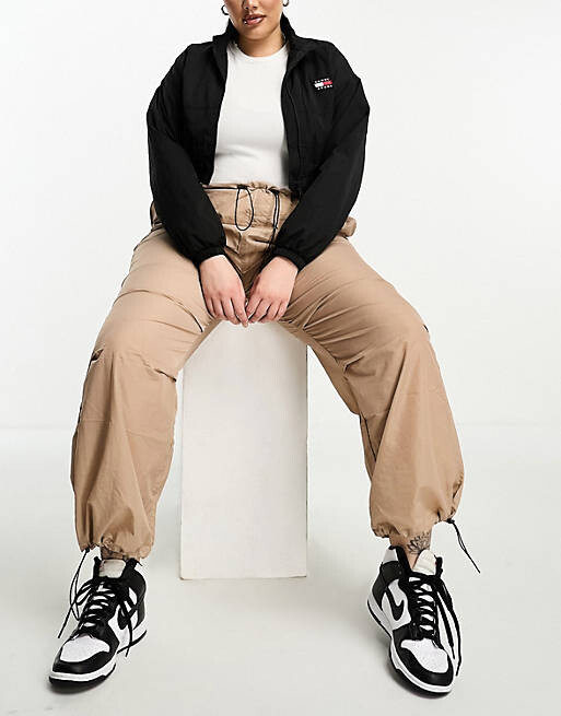 

Черная ультраукороченная ветровка Tommy Jeans Plus, Черный