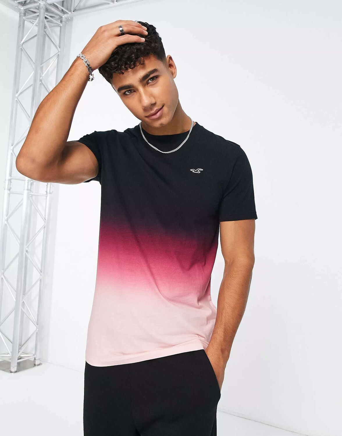 

Черная/розовая футболка с изогнутым краем и логотипом Hollister