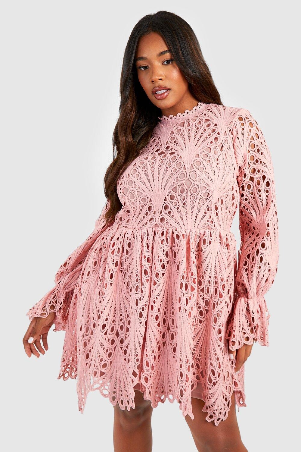 

Кружевное платье с раскрешенными рукавами Boohoo, румяна