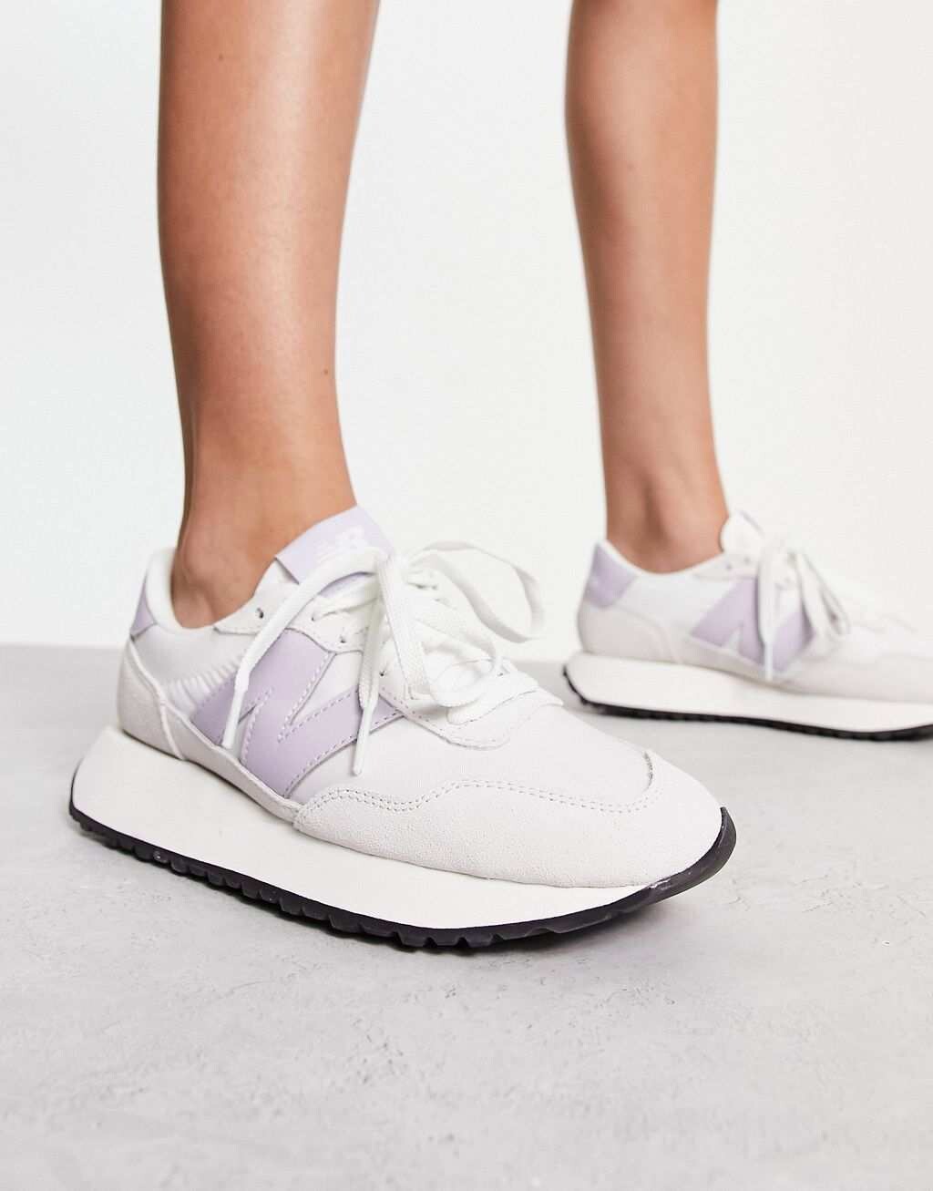 

Бело-сиреневые кроссовки New Balance 237