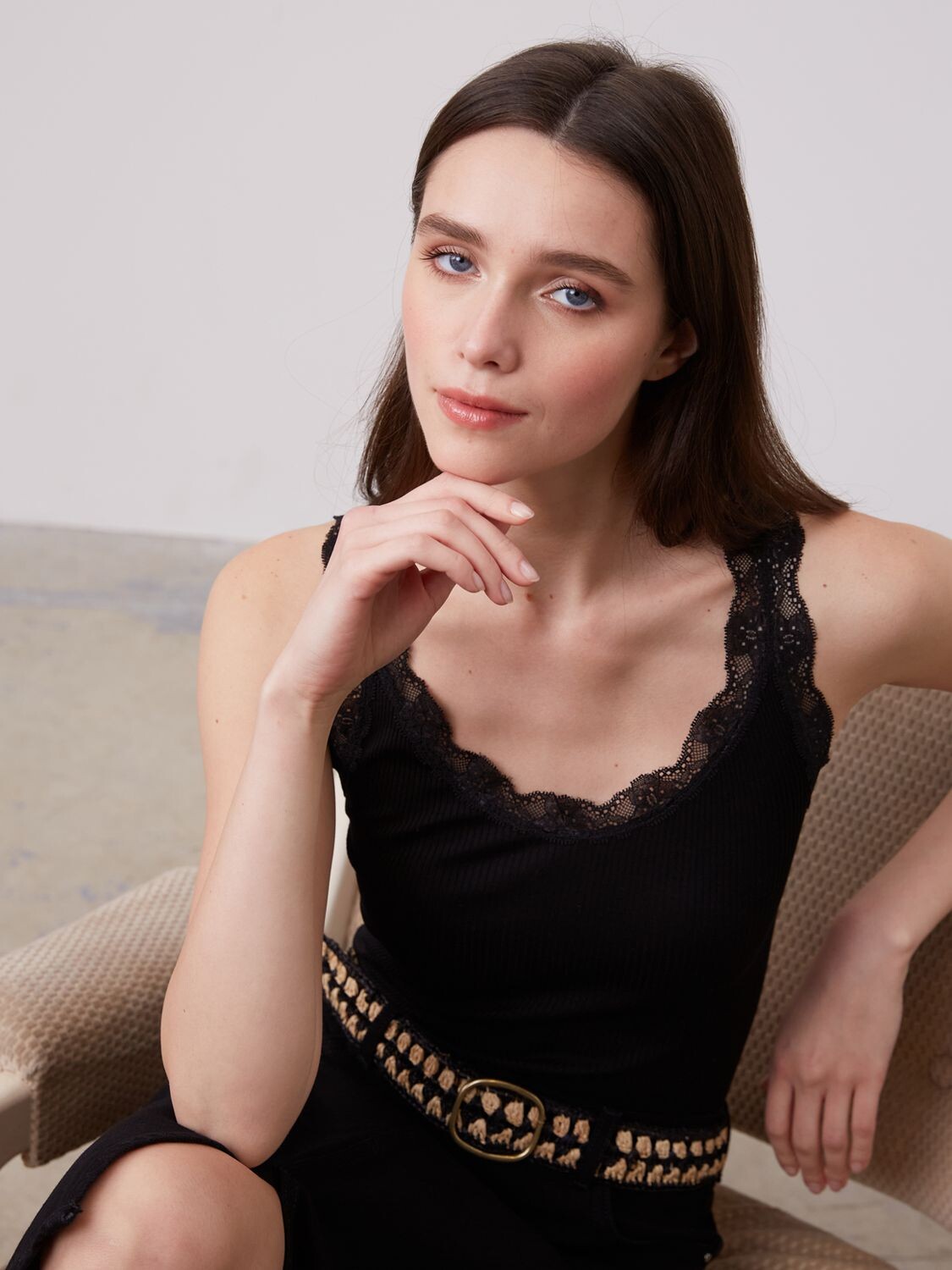 

Топ из шелкового жилета с кружевной отделкой Gerard Darel Anae, черный