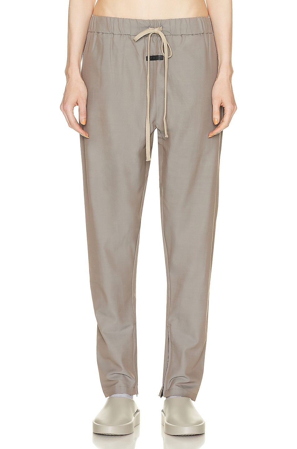 

Брюки Fear Of God Eternal Nylon Slim, цвет Dusty Concrete