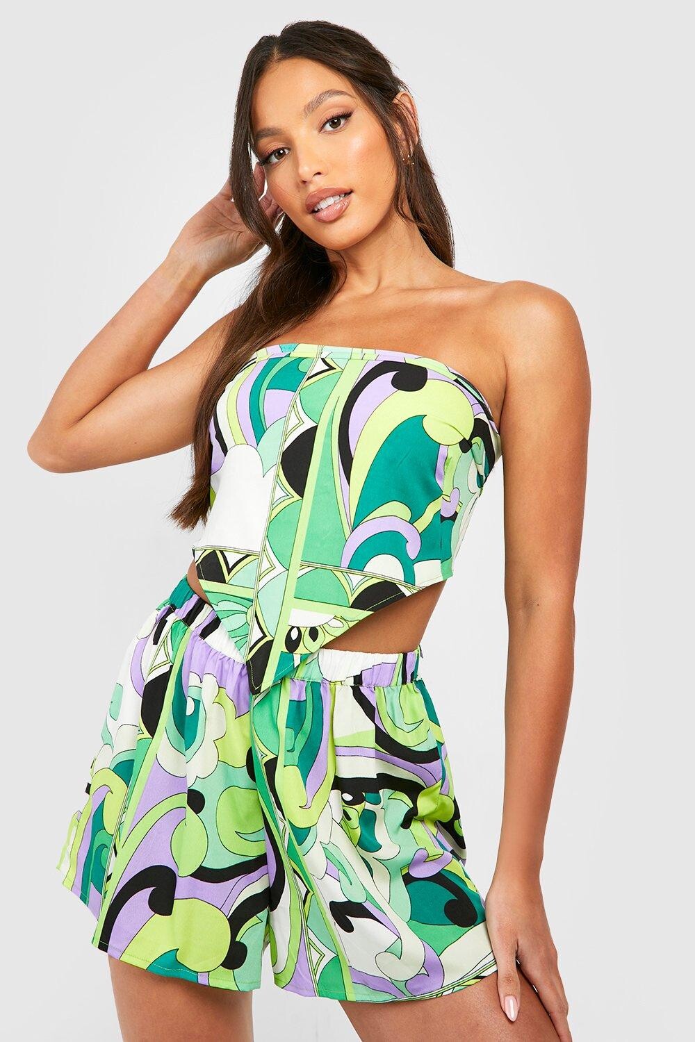 

Высокий платформа с абстрактным топом в ретро и коротким коротким комплектом Boohoo, зеленый