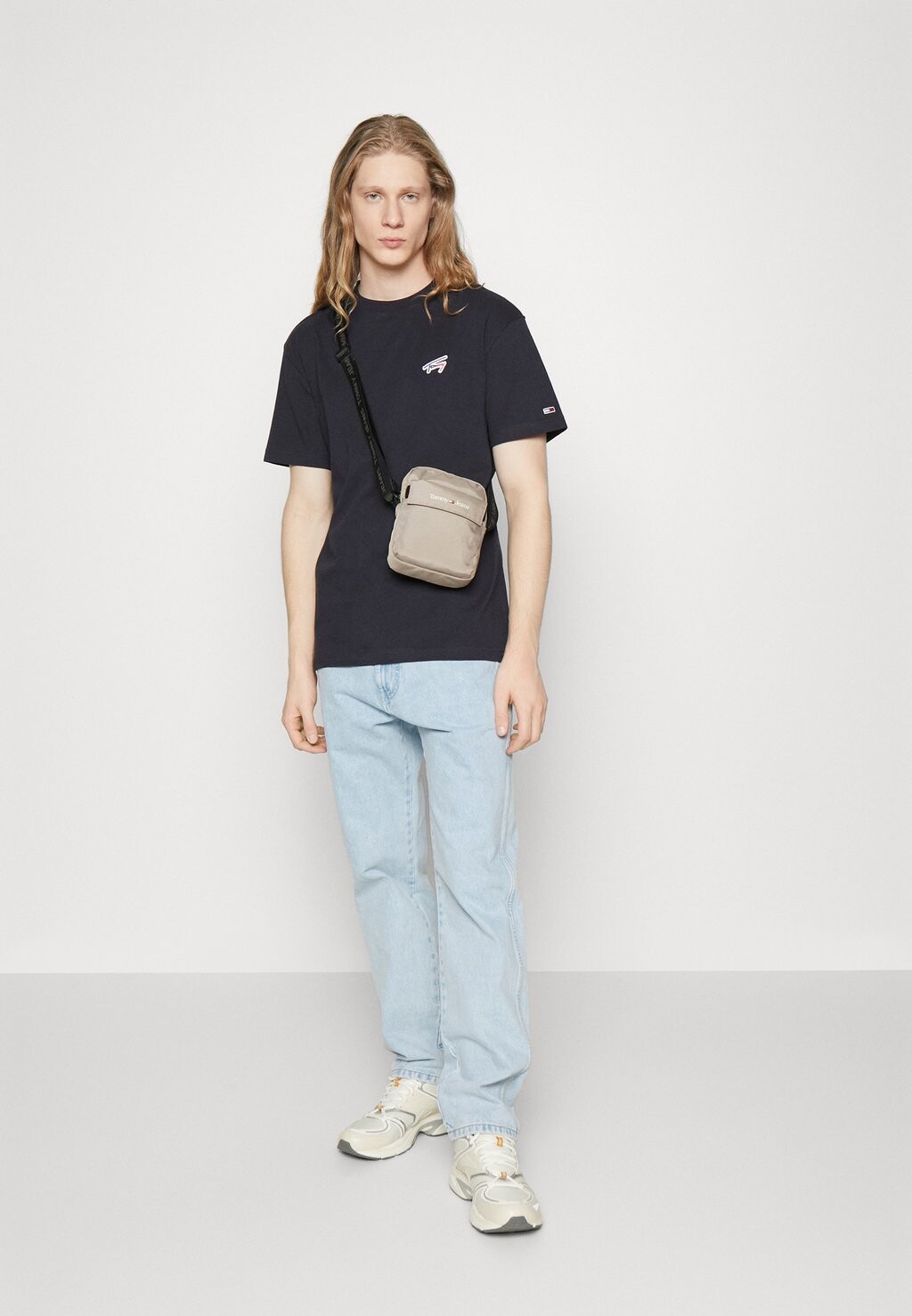 

Футболка с принтом ФУТБОЛКА SIGNATURE UNISEX Tommy Jeans, небо пустыни