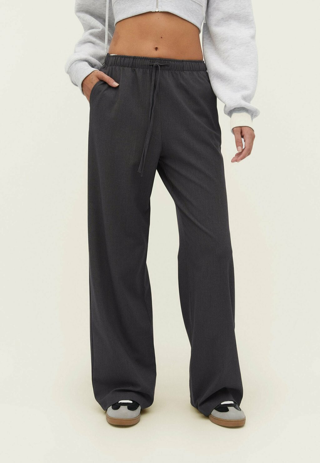 

Брюки Flowing Stradivarius, цвет dark grey
