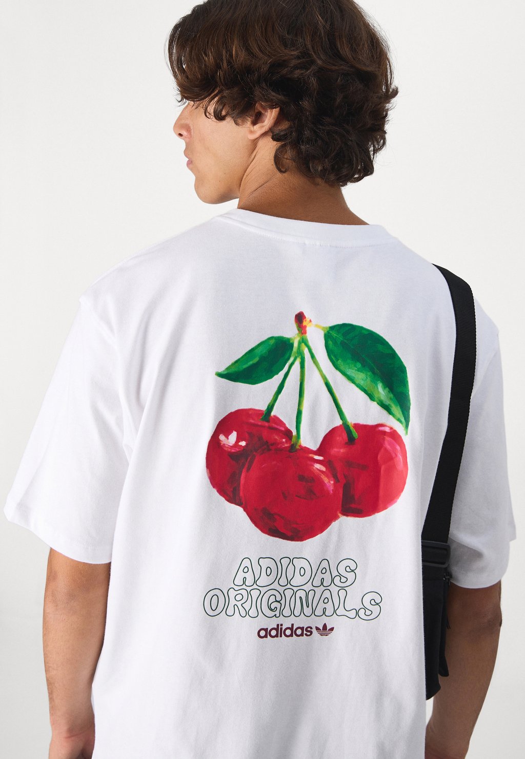 

Принт на футболке CHERRY TEE UNISEX adidas, белый