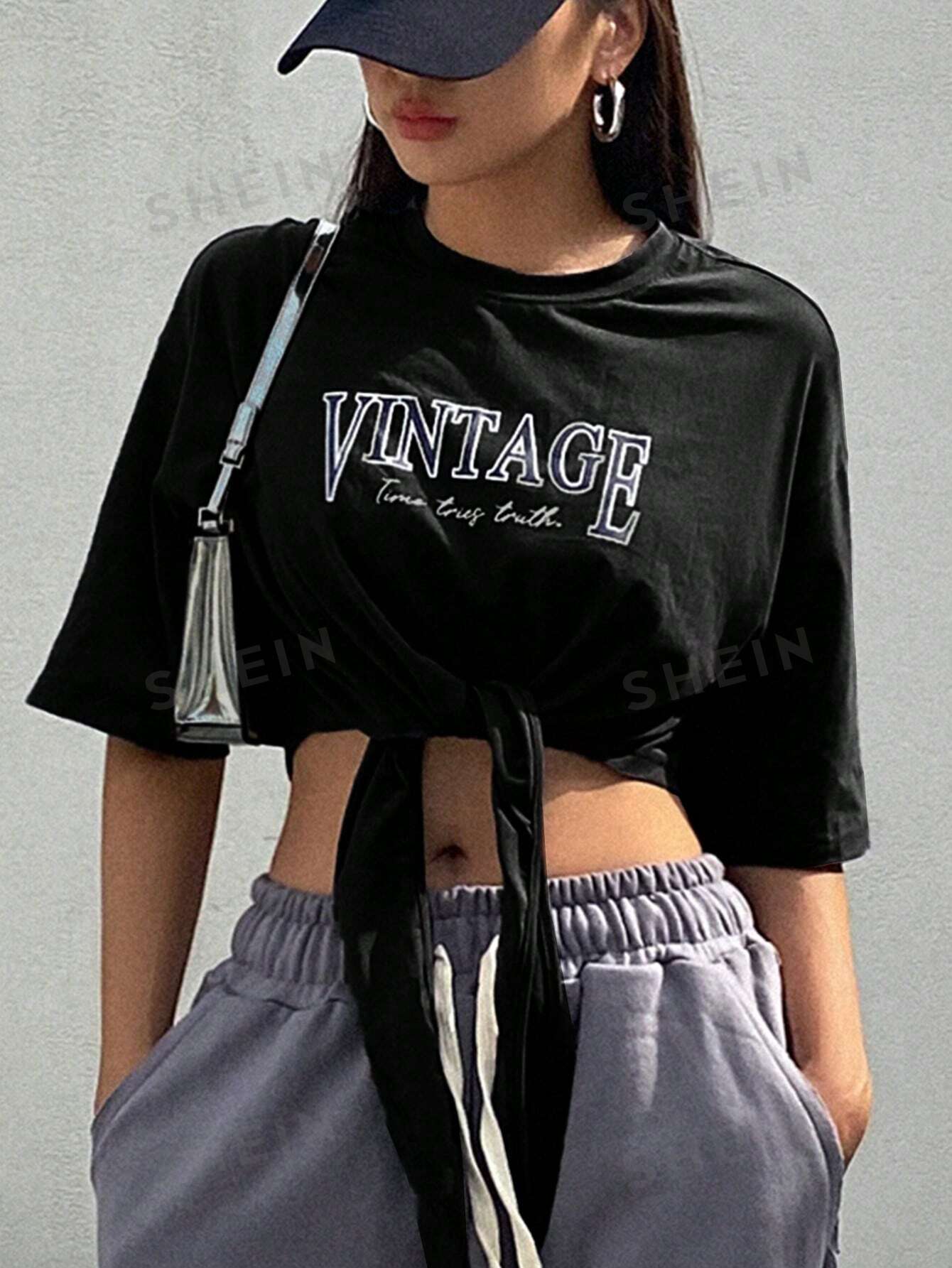 цена DAZY Женская укороченная футболка с короткими рукавами и буквенным принтом, черный