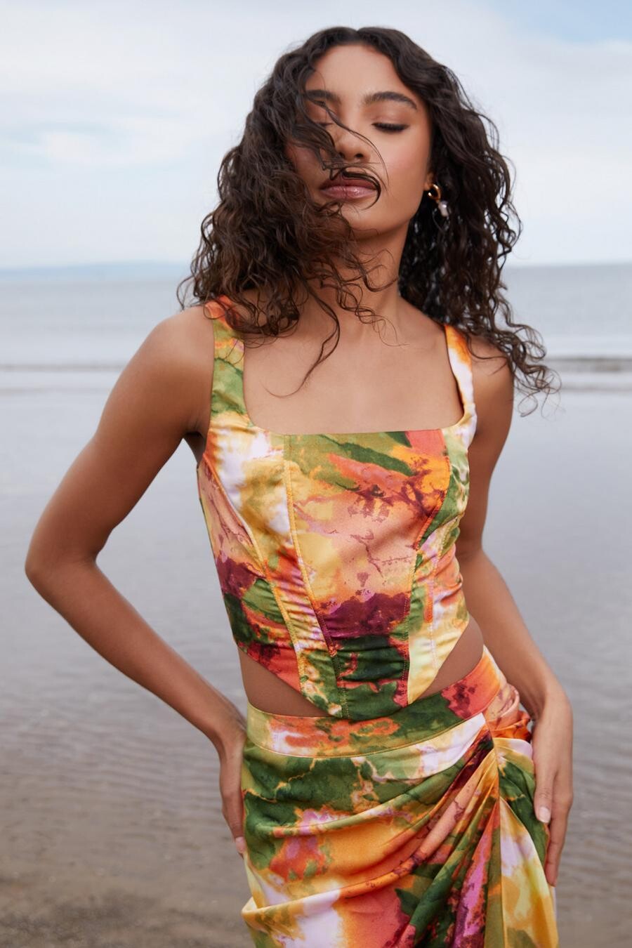 

Корсетный укороченный топ с разноцветным мраморным принтом QUIZ Clothing