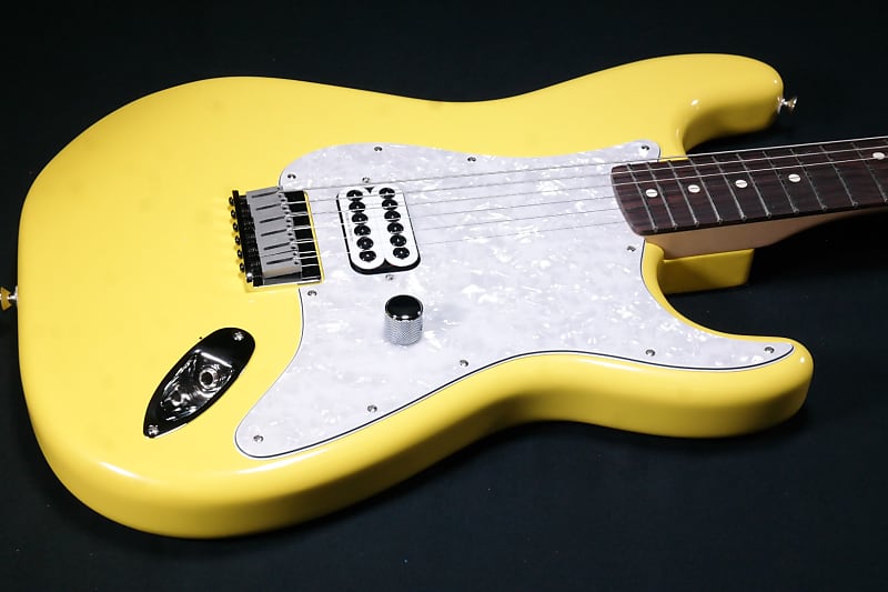 Электрогитара Fender Limited Edition Tom Delonge Stratocaster, Rosewood Fingerboard, Graffiti Yellow 665