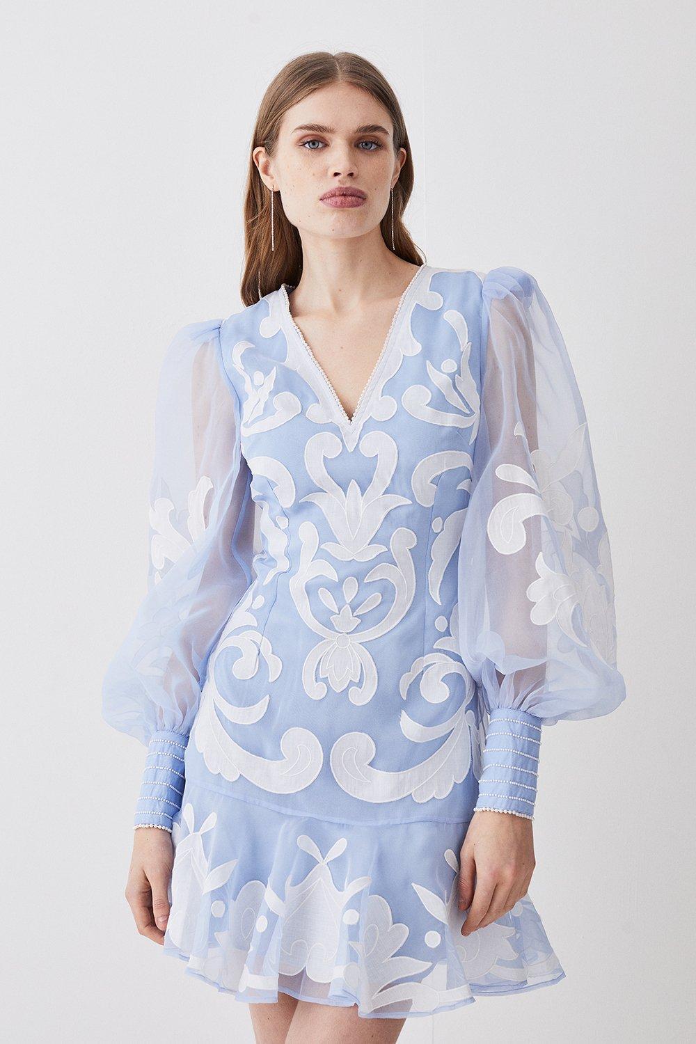 цена Тканое мини-платье с аппликацией и пуговицами из органди Karen Millen, синий